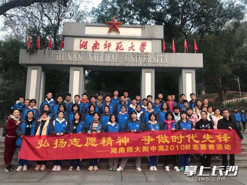 李小军说,希望孩子们能受到传统诗词文化的熏陶,爱上古诗词。 李小军说,希望孩子们能受到传统诗词文化的熏陶,爱上古诗词。