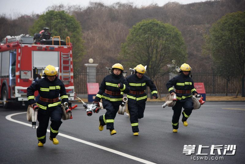 全省首批镇街专职消防员入驻执勤仪式现场，新消防队员进行百米出水操展示。均为长沙晚报全媒体记者 刘琦 摄