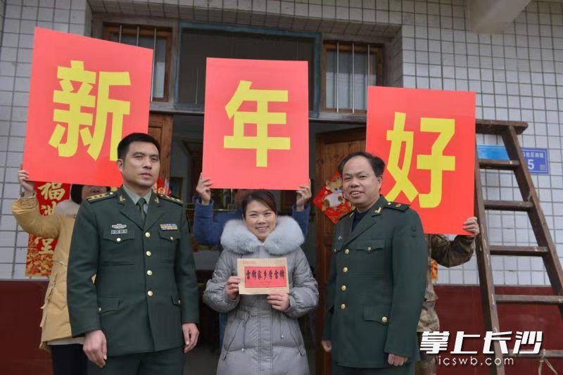望城区人武部针对春节全国疫情期间边防官兵回不了家的情况，专门开展慰问活动，替他们看望亲属。 通讯员 王希明 摄