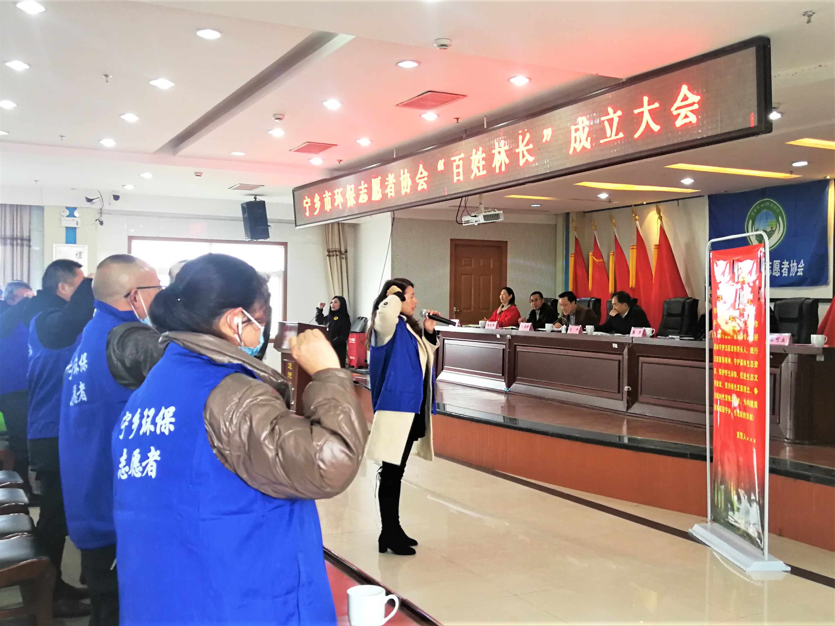 宏亮的宣誓声响起，宁乡市350名三级“百姓林长”宣布正式上岗。长沙晚报全媒体记者 张禹 摄