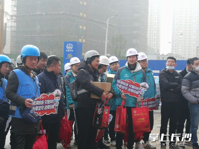 滴滴代驾司机们开心地领取安心大礼包。长沙晚报全媒体记者 张洋子 实习生 杨汝柔 摄影报道