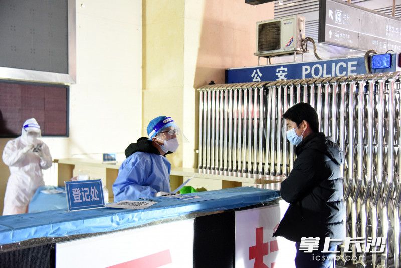 长沙火车南站西出站口南侧设置了核酸采样点，方便有需求的旅客。