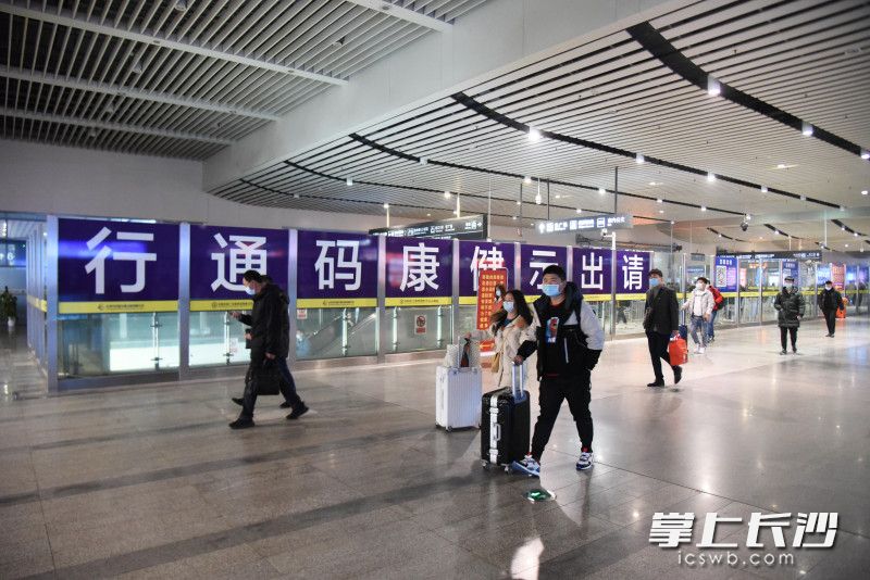 站内有醒目标识，要求乘客出示健康码出站。
