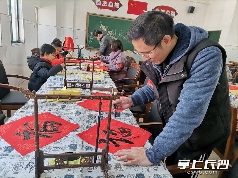 老师带着孩子们写“福”字。学校供图