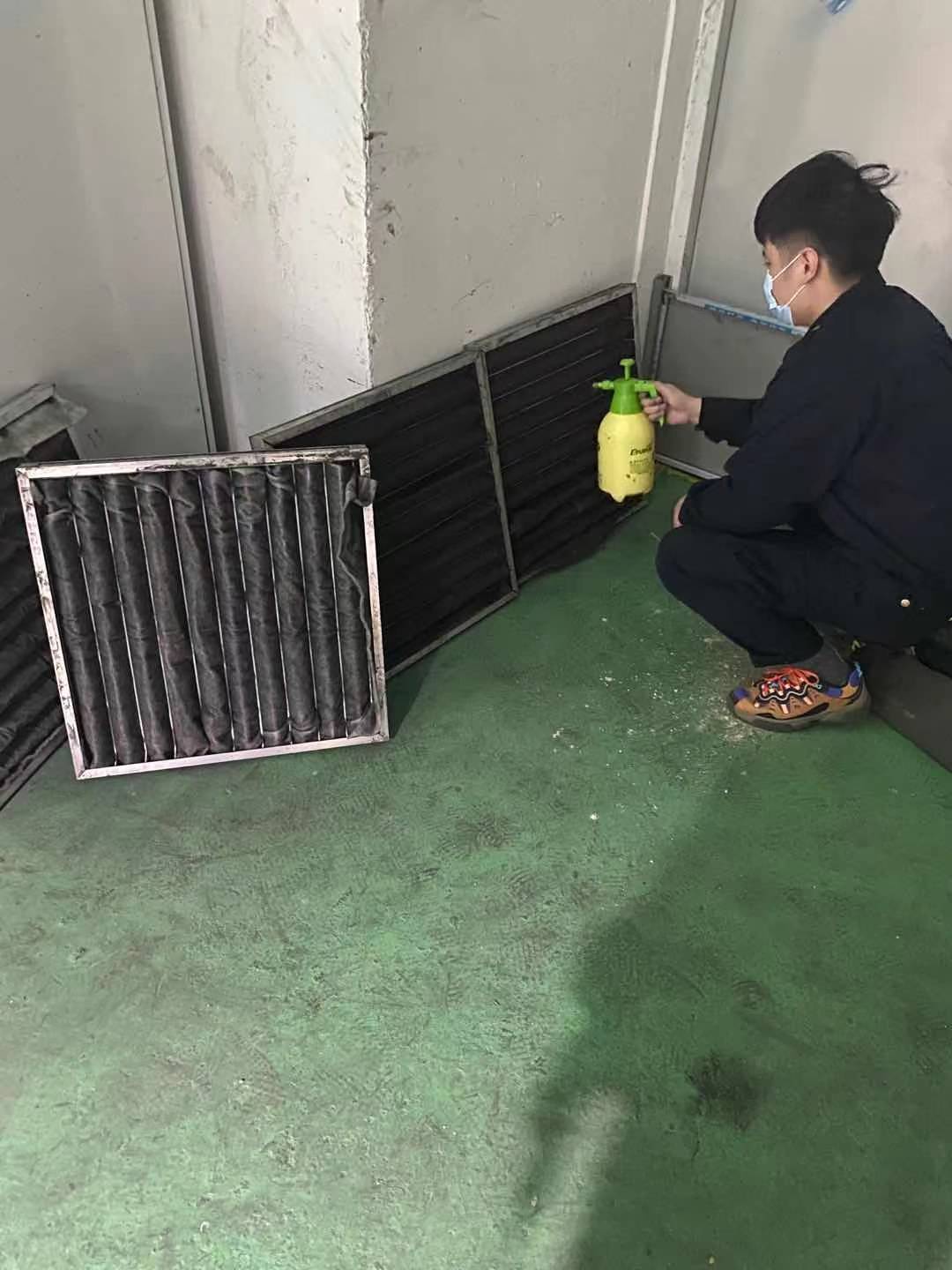 高铁站“清肺师”正在对过滤网喷洒酒精消毒