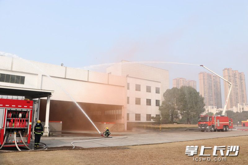 70余名消防指战员参加演练，出水灭“火”，营救“被困人员”。均为长沙消防供图