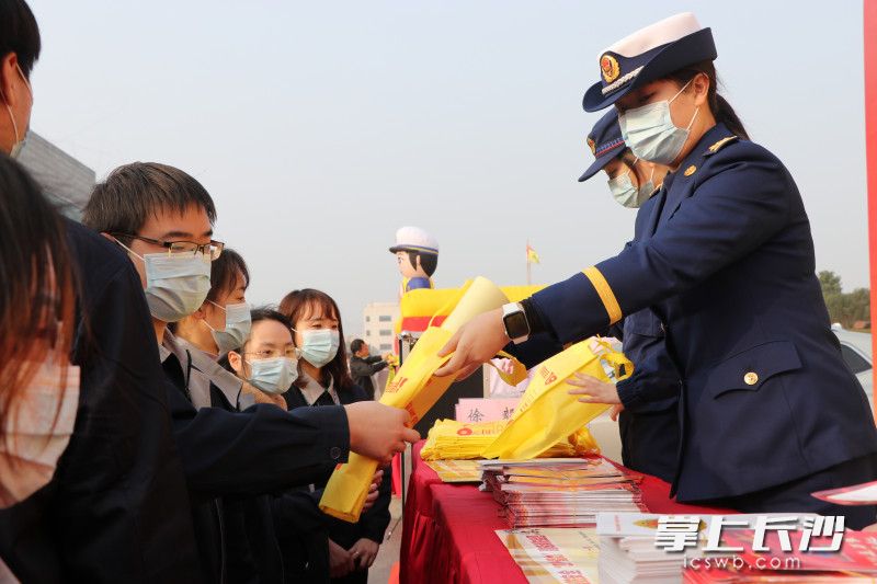 企业员工现场学习消防知识和急救常识。
