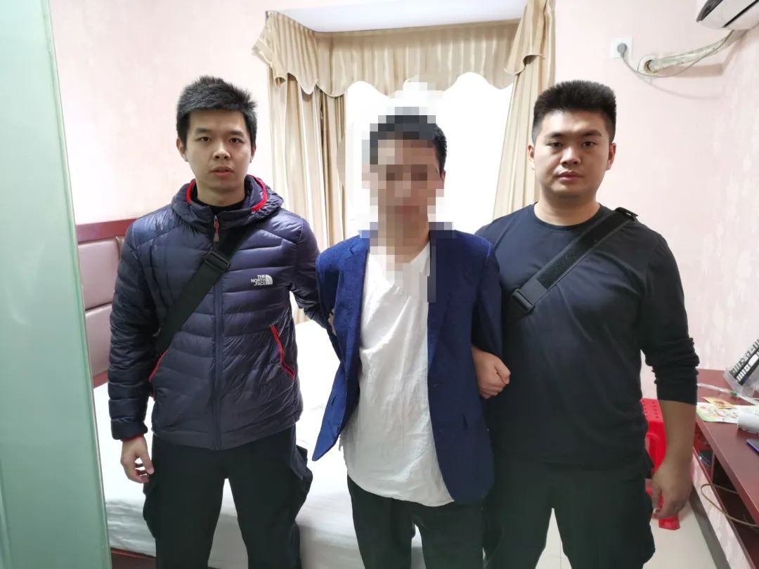 长沙市公安局特巡警支队“城市猎人”追逃小组民警抓获一名逃犯。 长沙警方供图