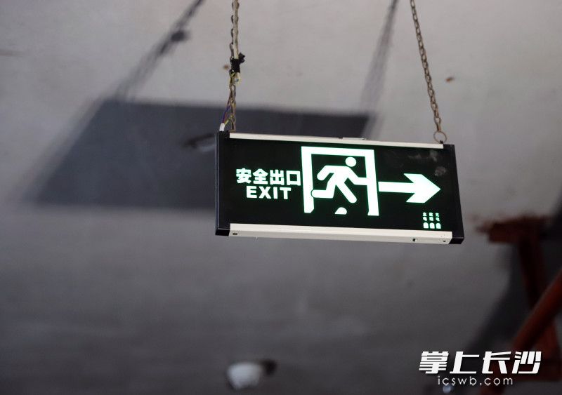 原来缺失的安全出口标志已补充安装到位。