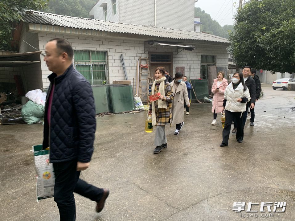 慰问小分队前往李金林家。均为长沙晚报全媒体记者 洪虹 摄