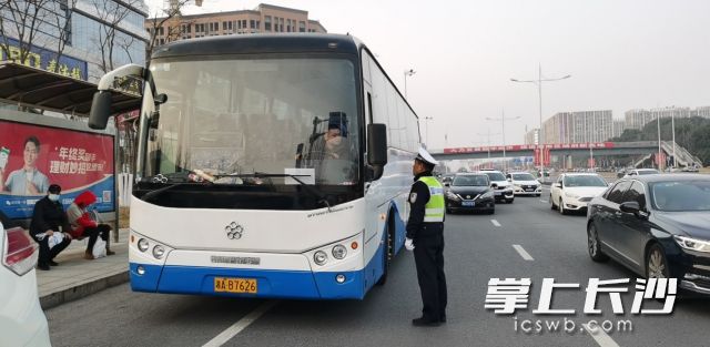 春运期间天心交警对客货运车辆进行检查。长沙晚报全媒体记者 王斌 摄