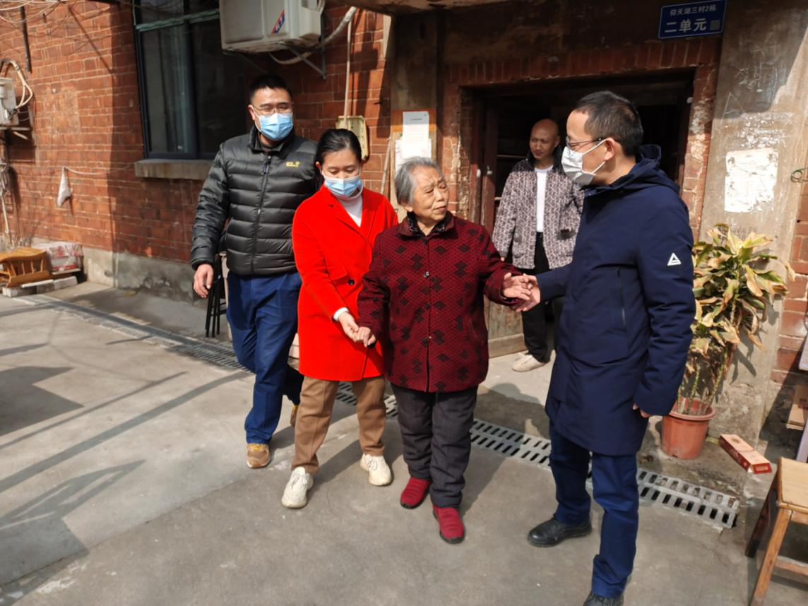 “金福”爱心志愿者搀扶老人外出享受冬日暖阳。