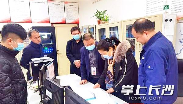 交叉执法检查现场。黄憬 供图