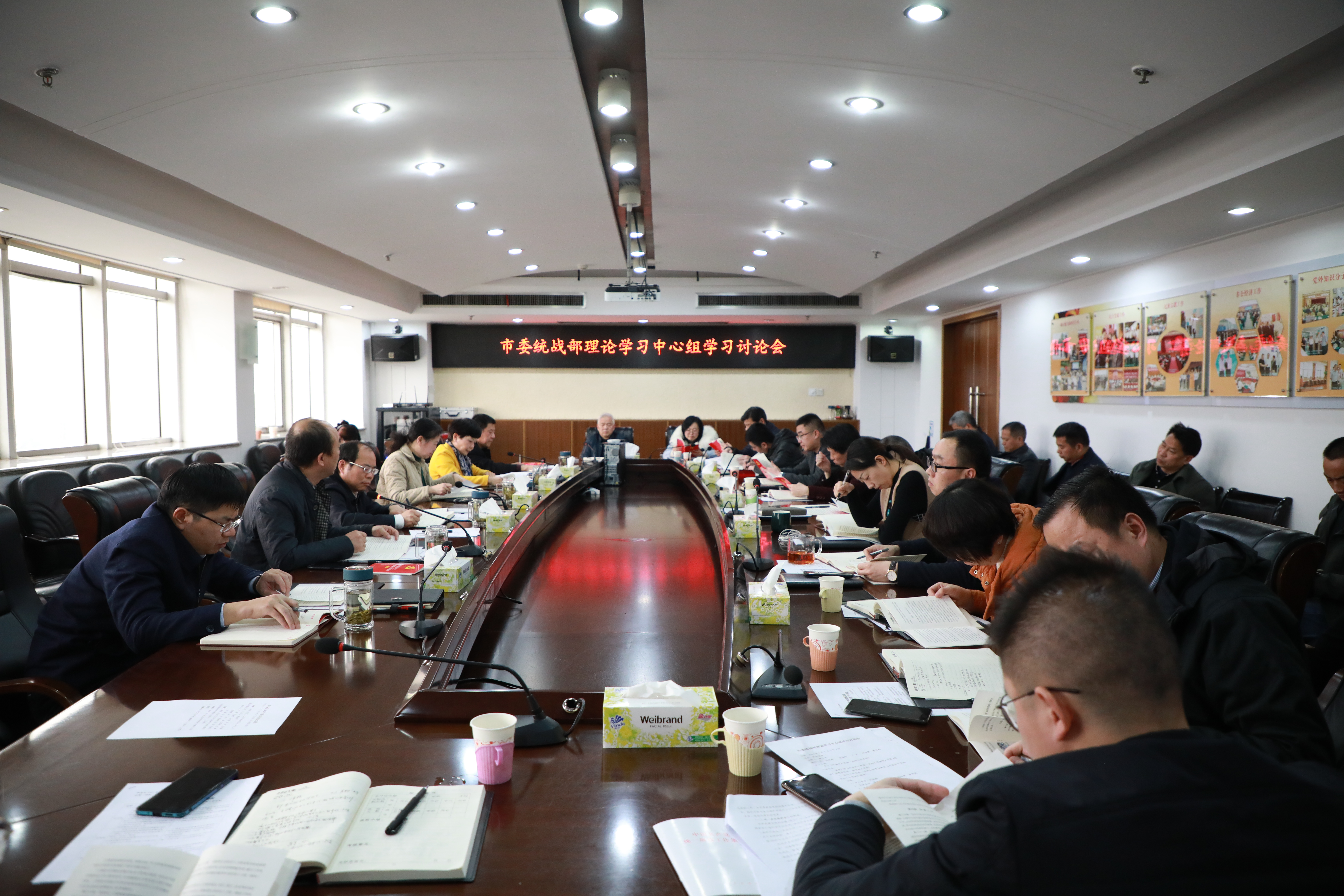 1日，长沙市委统战部理论学习中心组召开学习讨论会，专题学习新修订的《中国共产党统一战线工作条例》。长沙晚报全媒体记者  黎铁桥摄