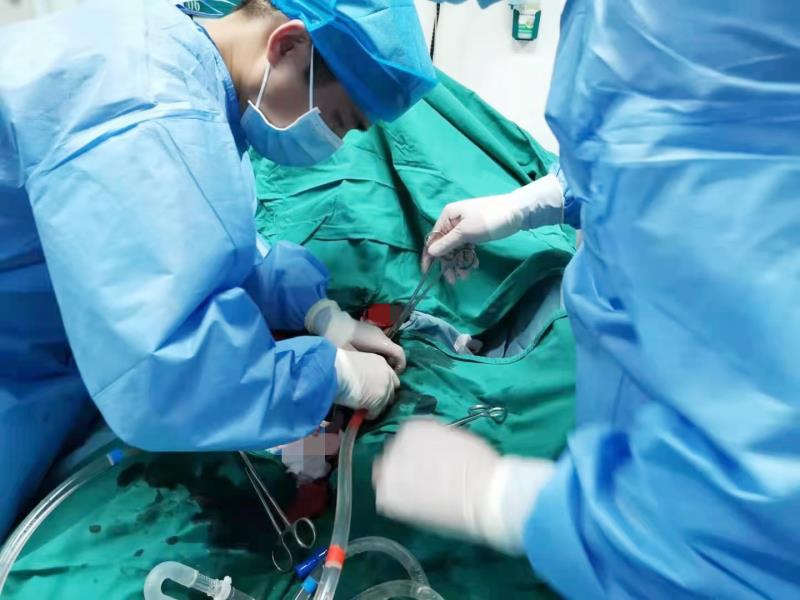 省人民医院急诊ECMO团队徐静、王露平等医护人员赶往耒阳为患者装机。均为长沙晚报通讯员 梁辉 樊麦英 供图