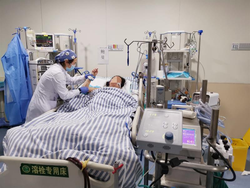 经过22天VA-ECMO心肺支持治疗，患者的情况逐步好转。