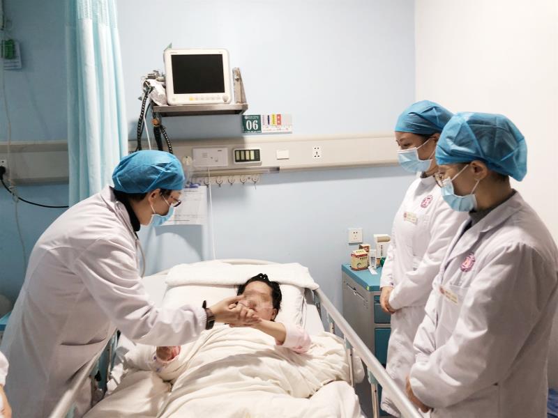 韩小彤教授等查看患者的恢复情况。