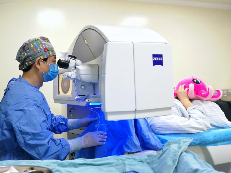 湖南省人民医院眼视光中心主任王华教授为患者进行激光近视手术。长沙晚报通讯员 梁辉 张兰艳 供图