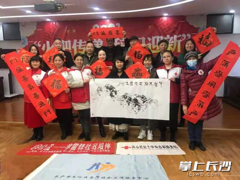 书画艺术大咖为大家作画、送福字、写春联。