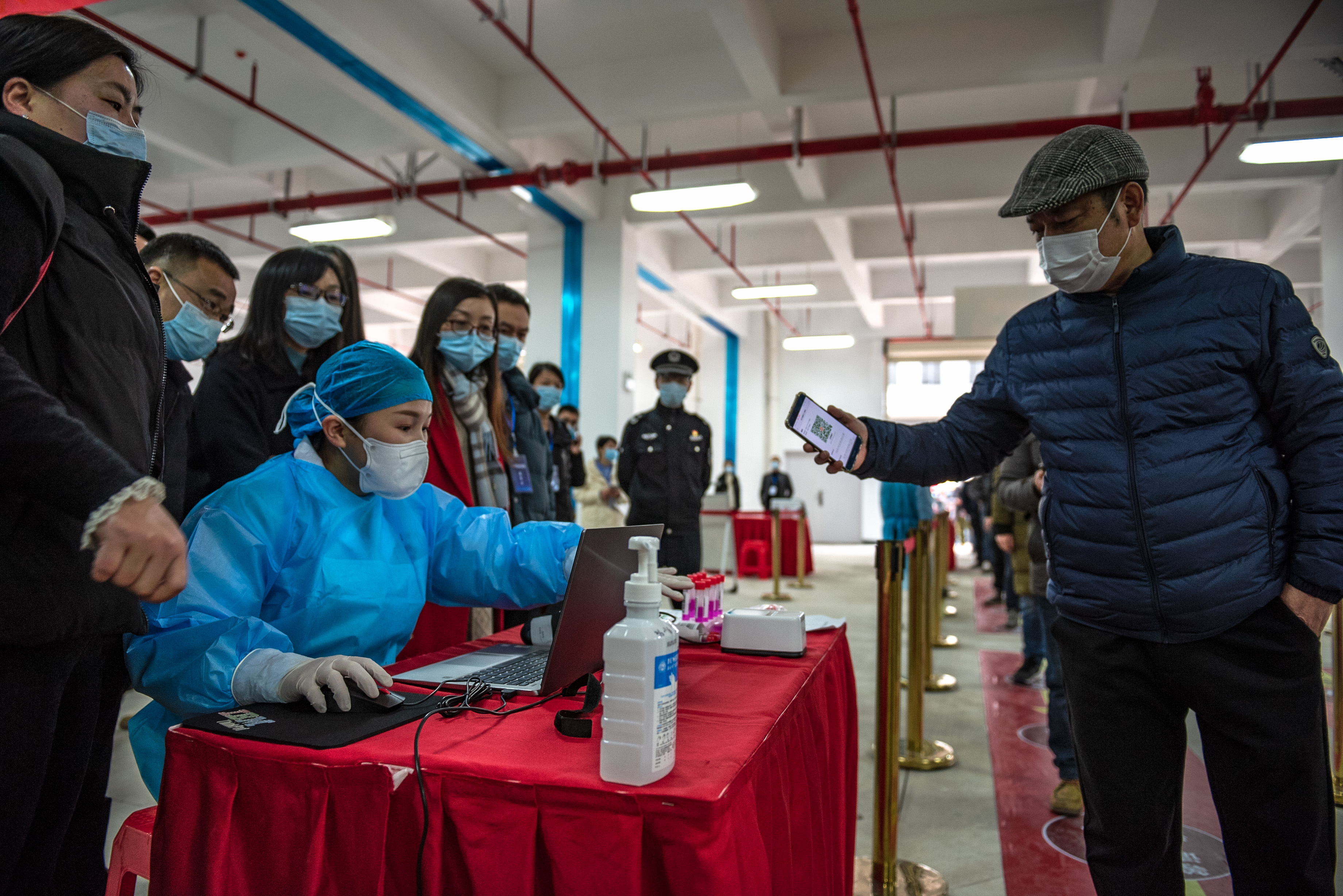 待检人员遵守“一米线”有序排队进场。均为长沙晚报全媒体记者 陈飞 摄