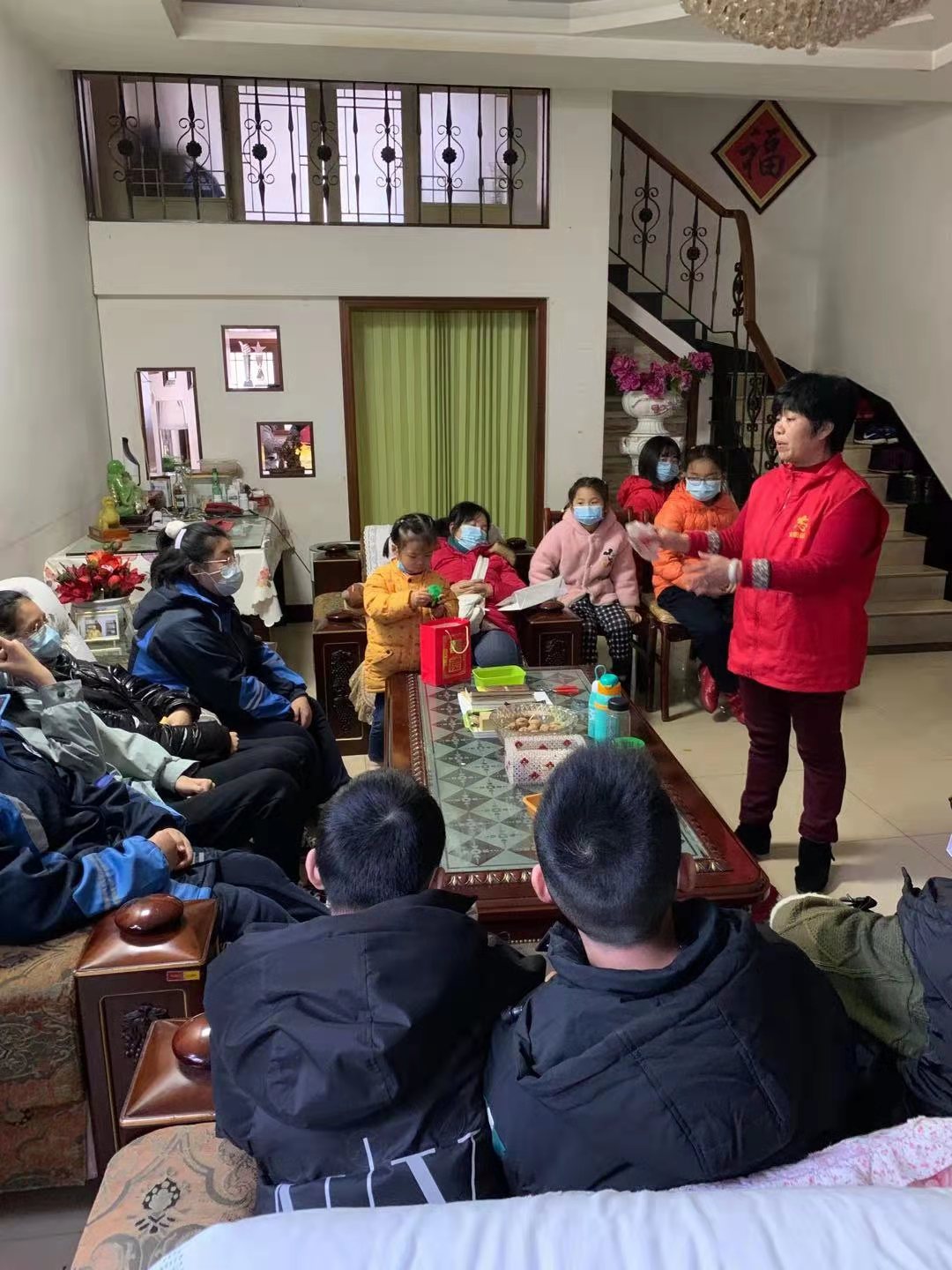 李玲在家中为孩子们开讲垃圾分类。均为通讯员 谭文 供图