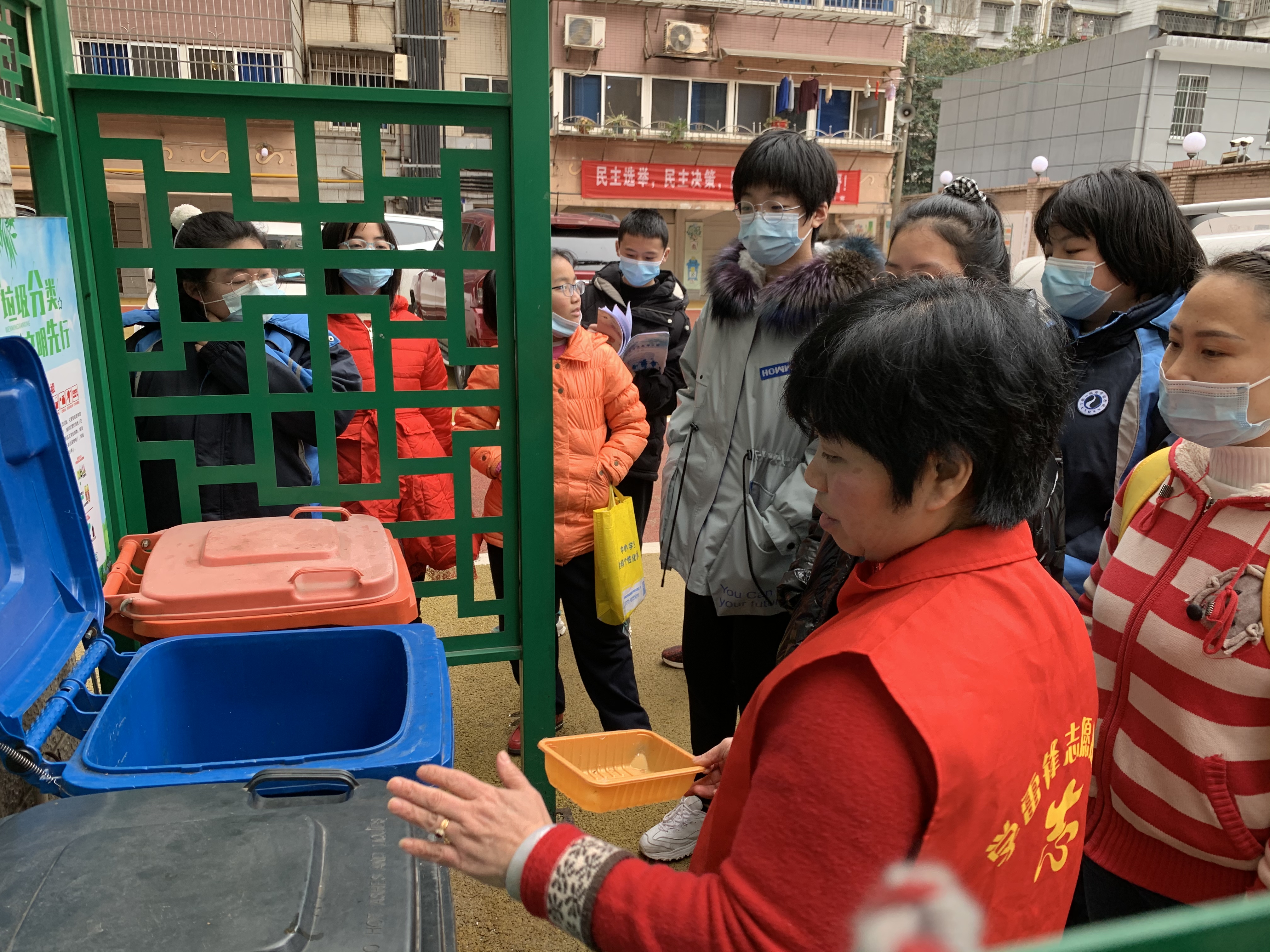 在小区分类垃圾桶边现场教学。