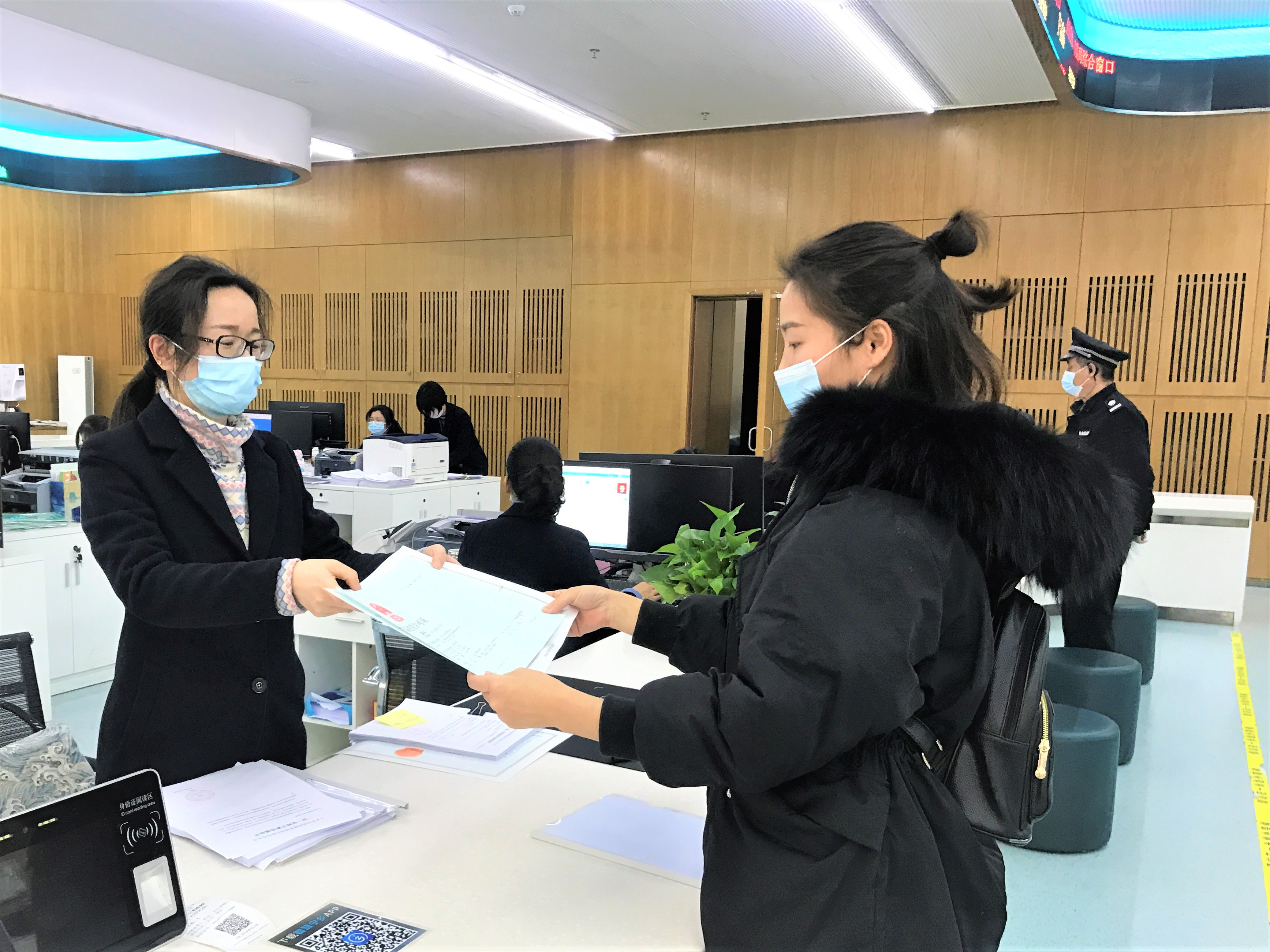 在宁乡市民中心的市监局“一业一证”窗口，宁乡市民喻女士（前右一）领取了药品经营许可证。长沙晚报全媒体记者 张禹 通讯员 吴婷 摄影报道