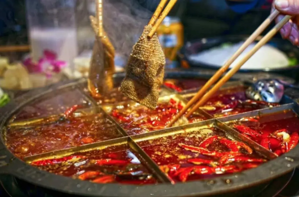 专家提醒，生活作息不规律、暴饮暴食、饮酒、高脂肪饮食、熬夜……都是常见的致病生活方式。均为长沙晚报通讯员 吴慧 供图