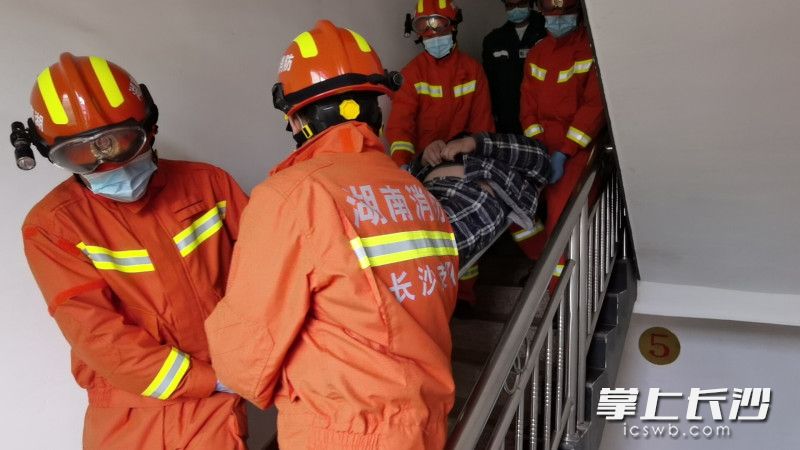 转移病人过程中，消防员小心翼翼，确保安全。均为长沙晚报通讯员 胡宇波 供图