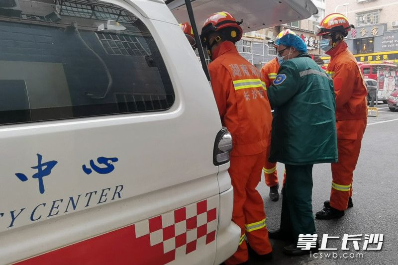 病人被顺利送上救护车。