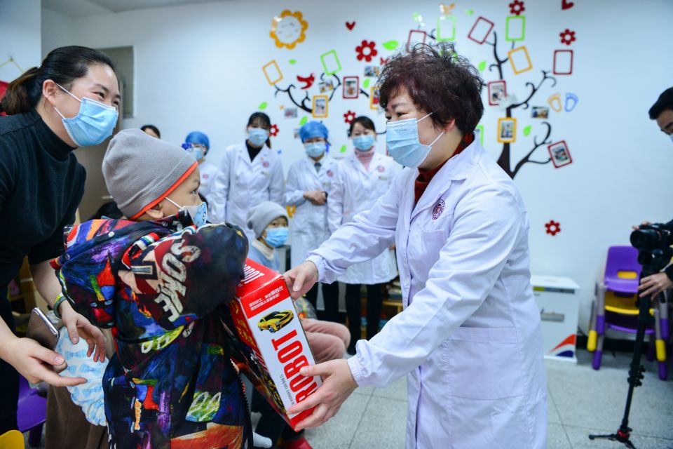 湖南省人民医院开展2021寒假儿童关爱服务之肿瘤患儿微心愿认领活动，为家庭经济困难的肿瘤患儿送去关爱和温暖。长沙晚报通讯员 刘玉君 供图