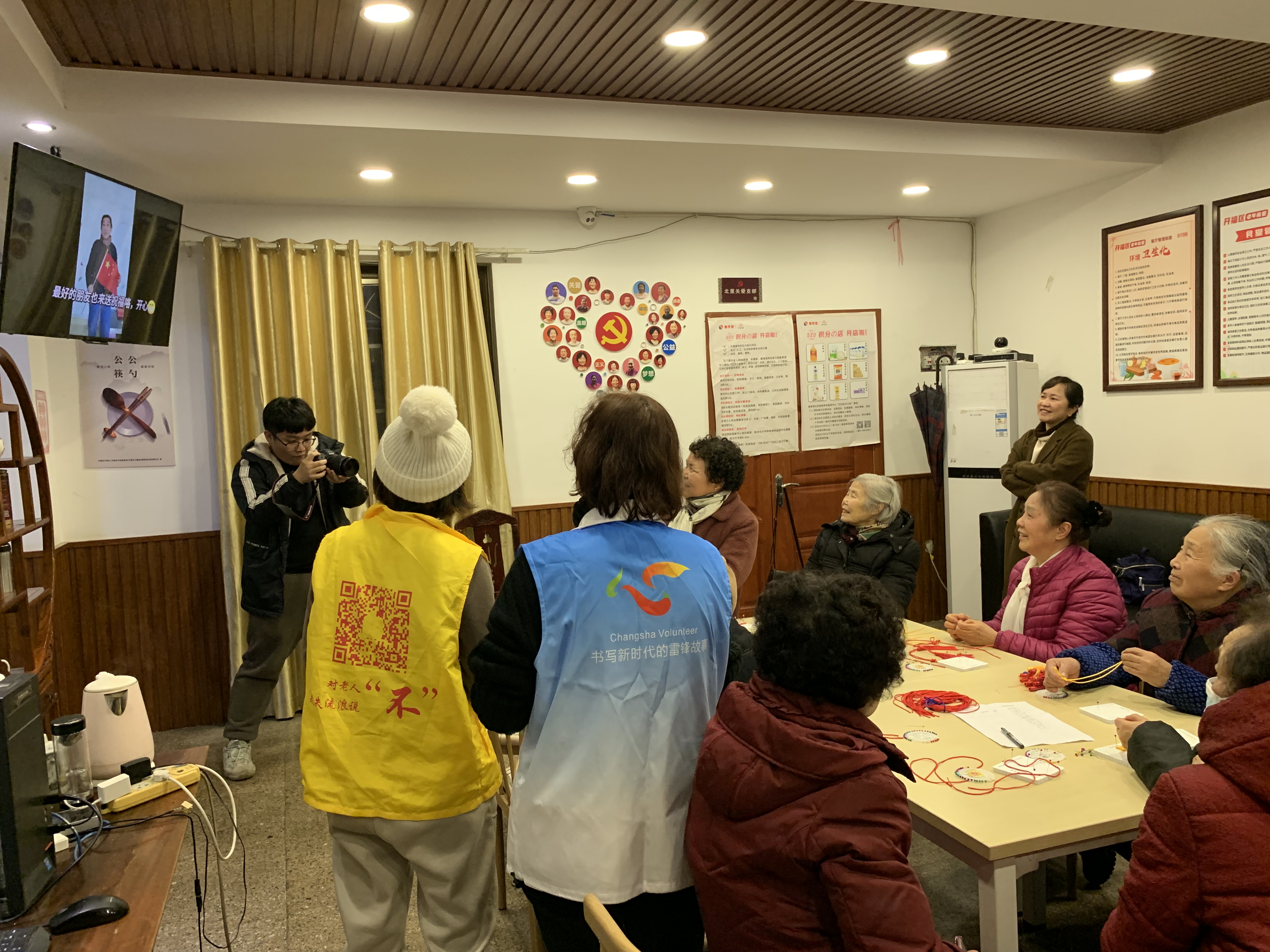 留守老人和外地亲人视频连线“云”团聚。均为长沙晚报全媒体记者 李卓 摄