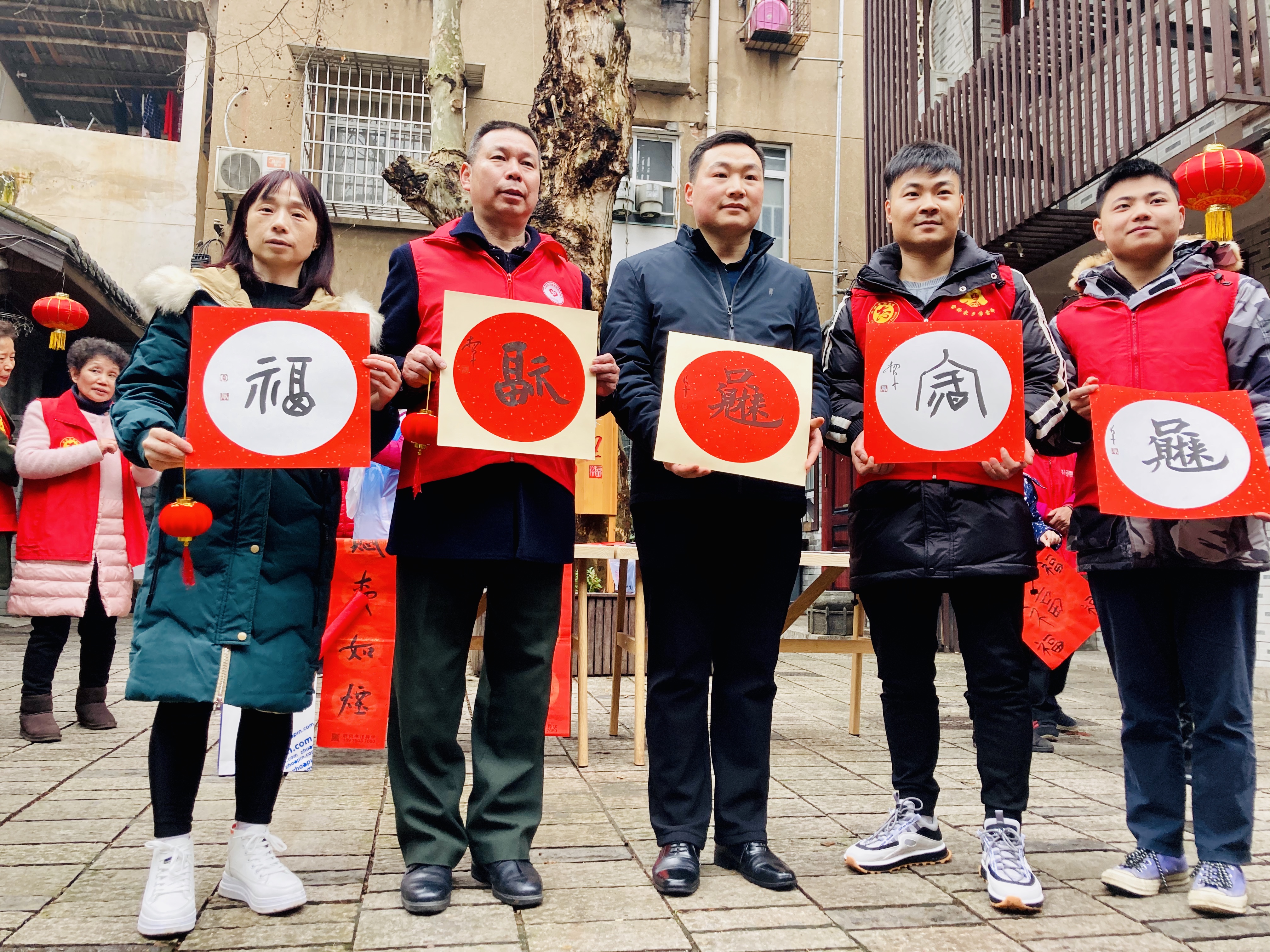 志愿者和就地过年人士一起装点扮靓历史步道。 