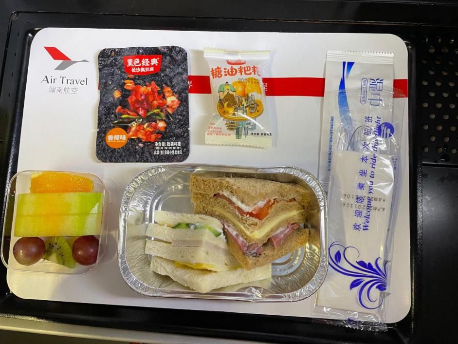 湖南航空把辣椒炒肉、湖南米粉等“湘味”产品带上飞机。