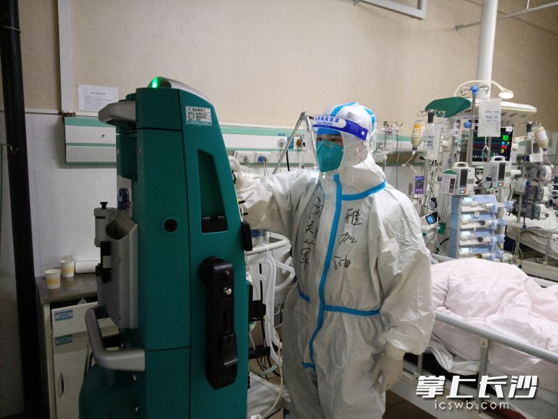 郑从军坚守在通化市中心医院隔离病房。 受访者供图