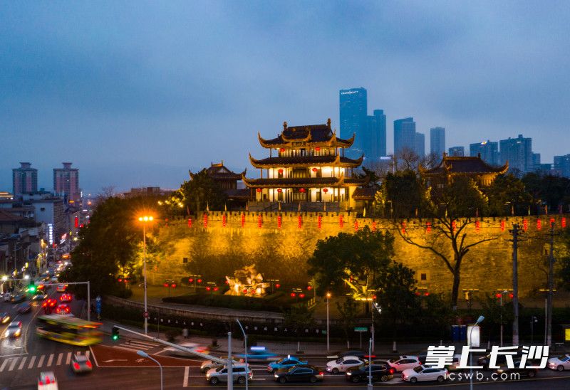 天心阁挂满的大红灯笼点亮星城，年味渐浓。
