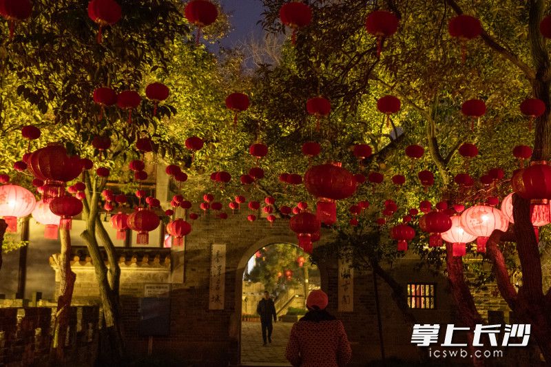 天心阁景区用2000 个大红灯笼以及300余组小灯、千余面彩旗，把有 2200 多年历史的古城墙、历经 400 多年沧桑的天心阁装扮一新。