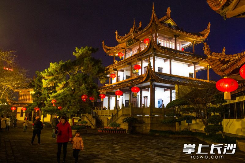 天心阁挂满的大红灯笼点亮星城，年味渐浓。