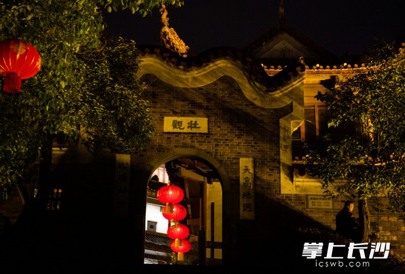 大红灯笼挂在古城墙前韵味十足。