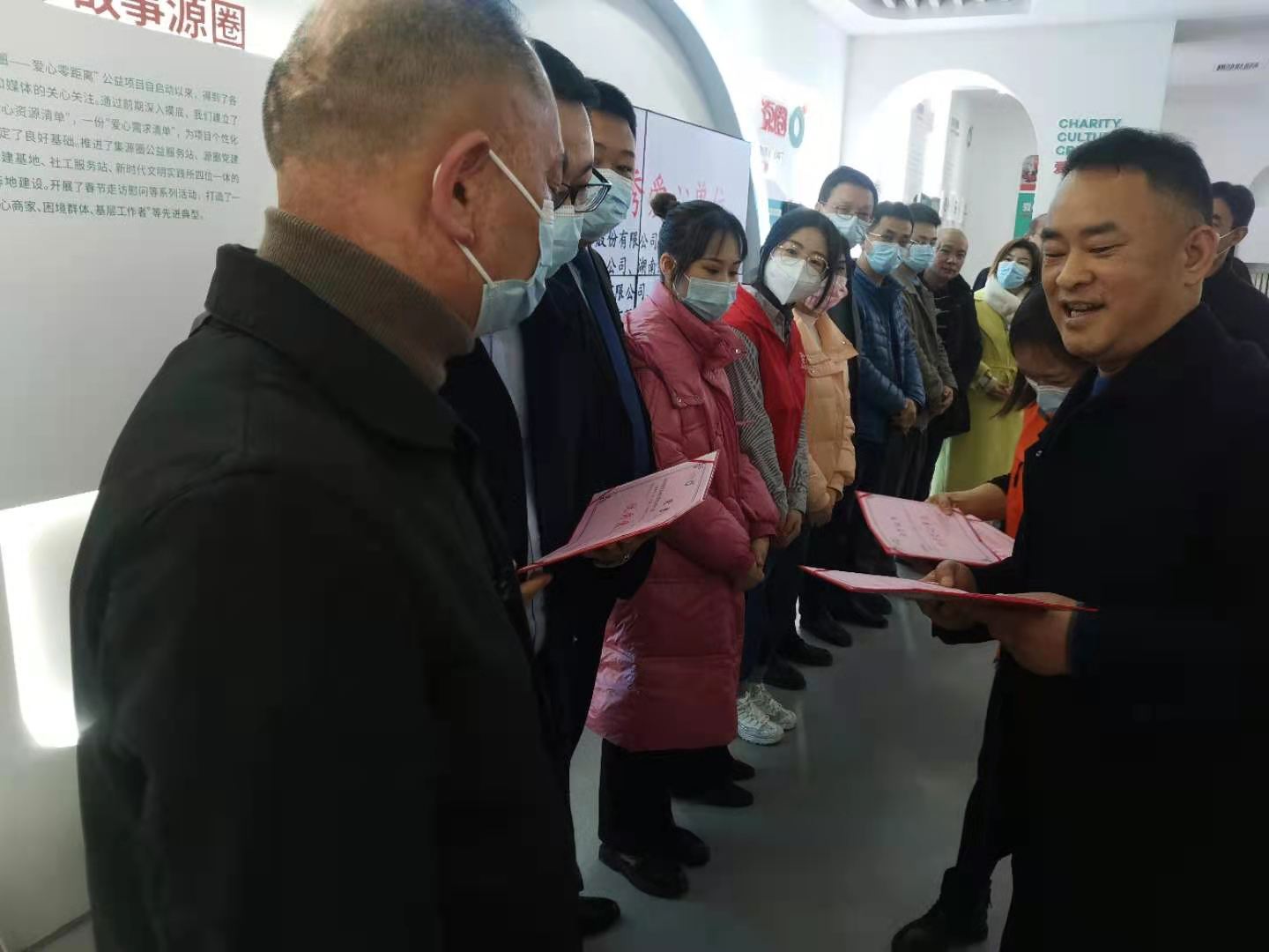 对爱心人士进行表彰。长沙晚报全媒体记者 王斌 摄