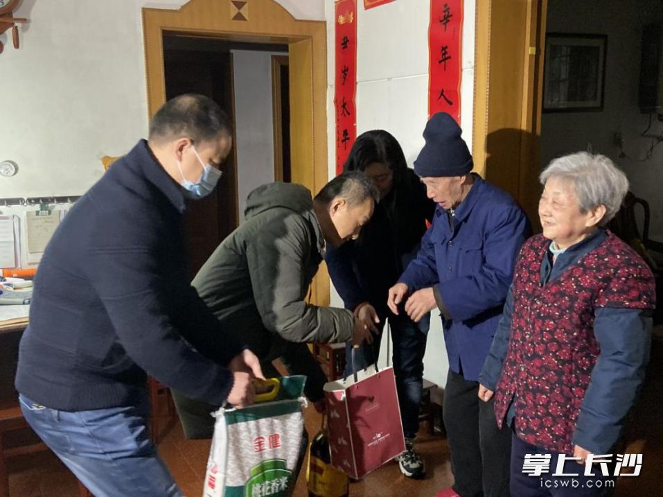 爱心企业悦方ID MALL负责人上门慰问老党员陈维海。王斌 梁婷 摄影报道
