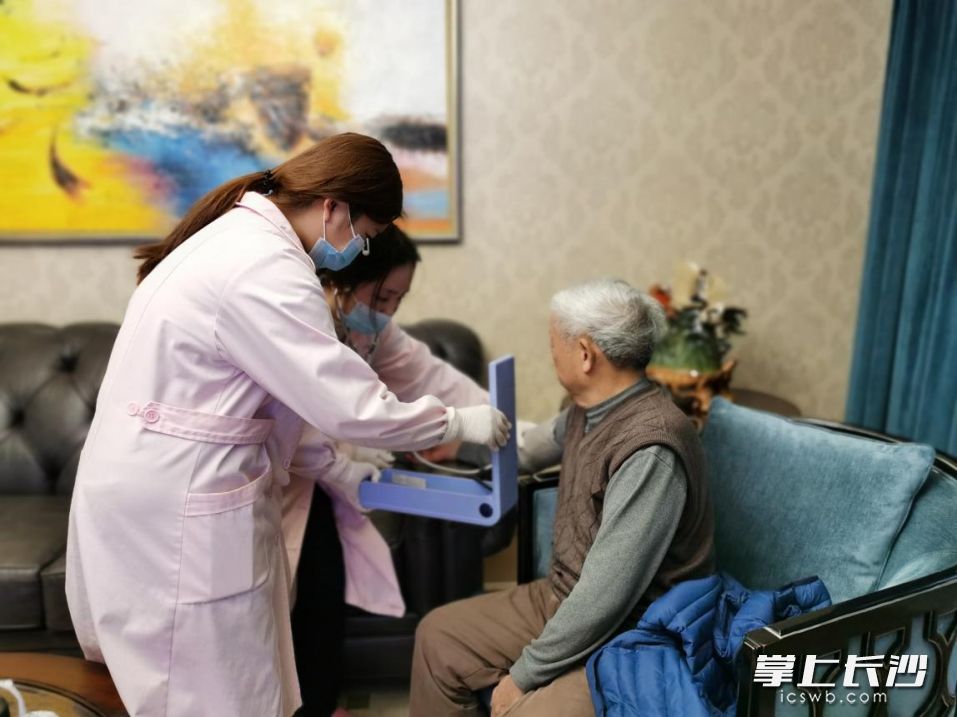 黄兴南路社区卫生服务中心家庭医生上门为帮扶对象服务。