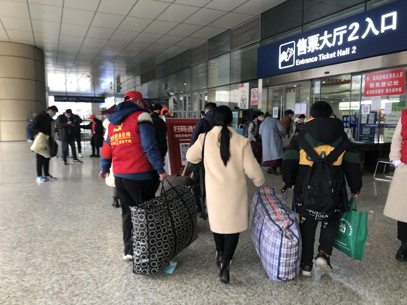 帮忙提行李。