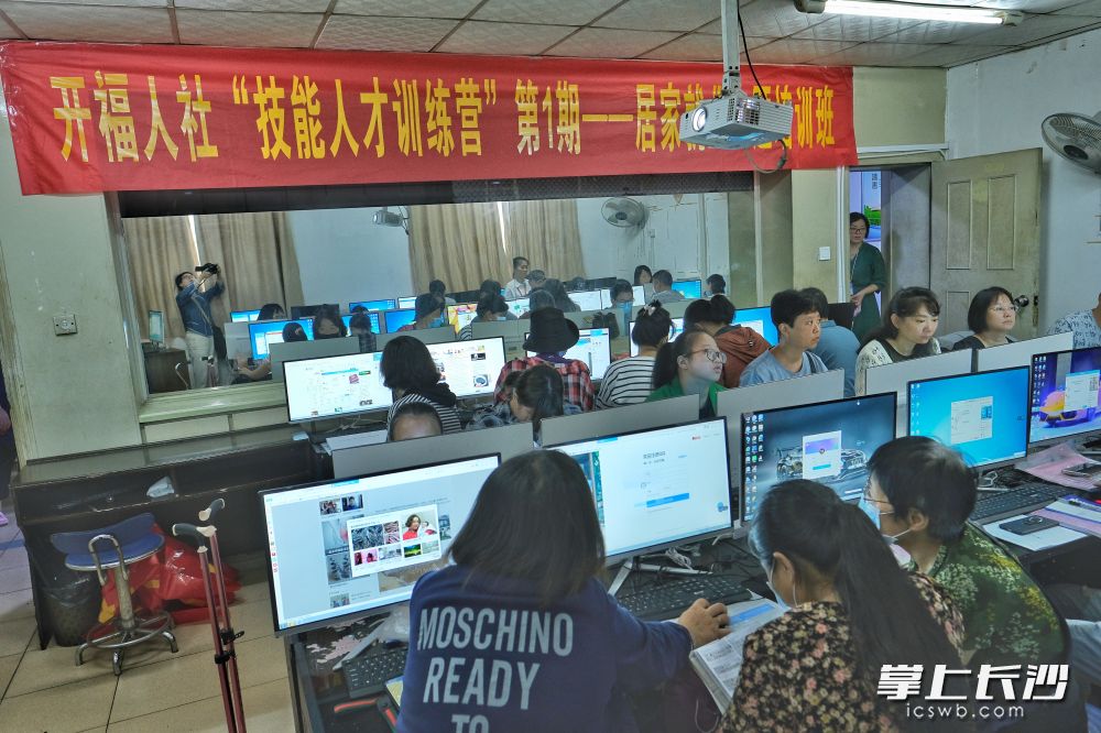 开福区对企业培训员工进行补贴，采取一系列措施稳岗留工。 全媒体记者 李卓 摄