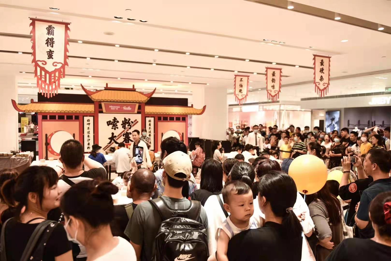 嗦粉大赛现场。