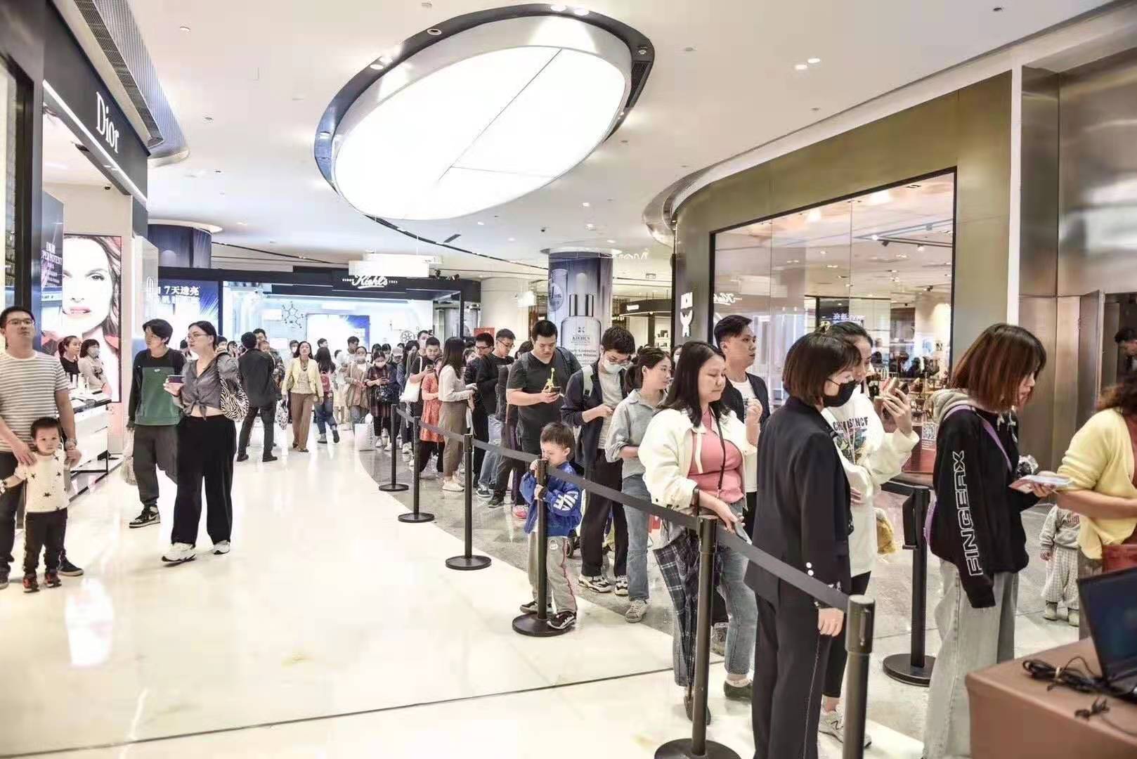小龙虾大派送，吸引了很多年轻人参与。