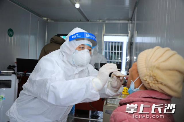 湖南省肿瘤医院检验科医生在为市民做核酸检测咽拭子。医院 供图
