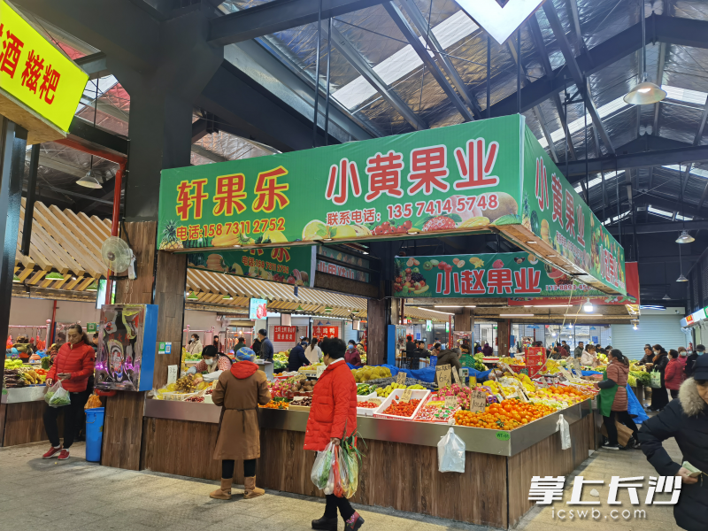 走进提质改造后的菜市场，就像走进大型超市。