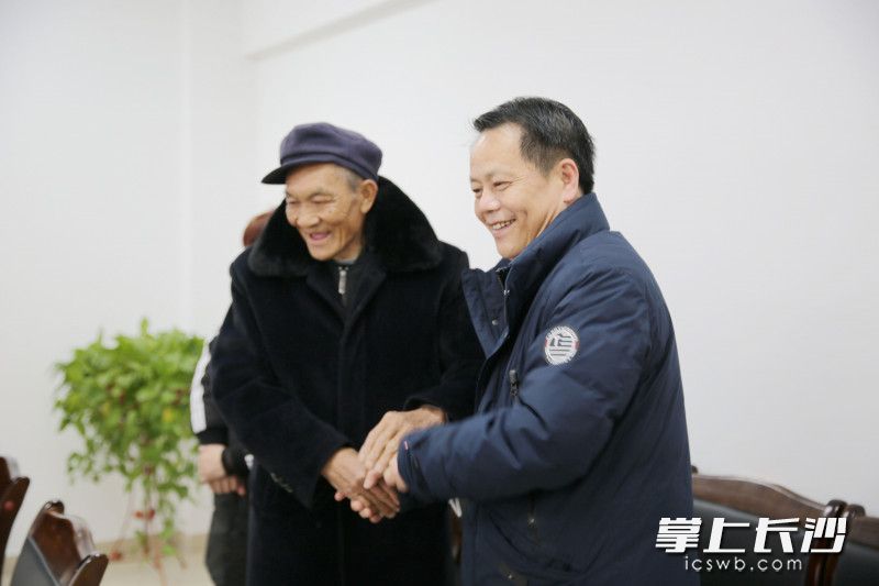 周继如和陈道广老人的手紧紧拉在一起。  长沙晚报通讯员 粟青梅 摄