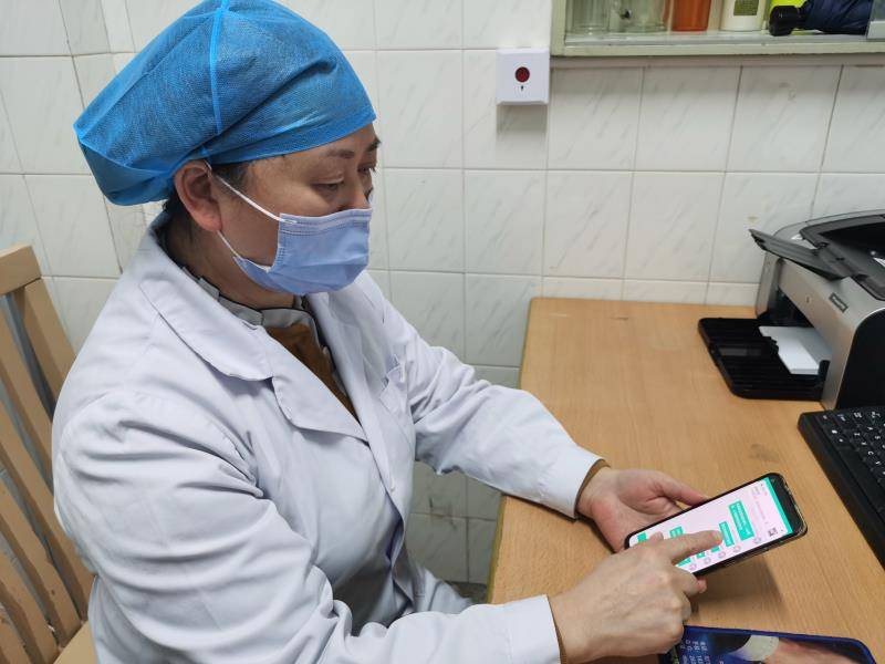 全科医学科主任刘翠中在湖南省人民医院互联网医院小程序中接诊。均为长沙晚报通讯员 刘姣 吴靖 供图